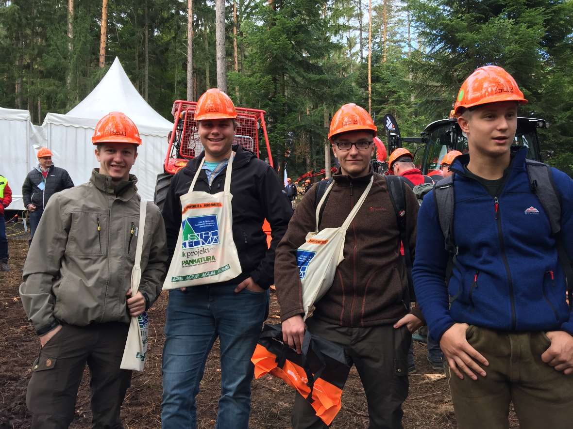 Eine Vierergruppe vom Schülern des Aufbaulehrgangs