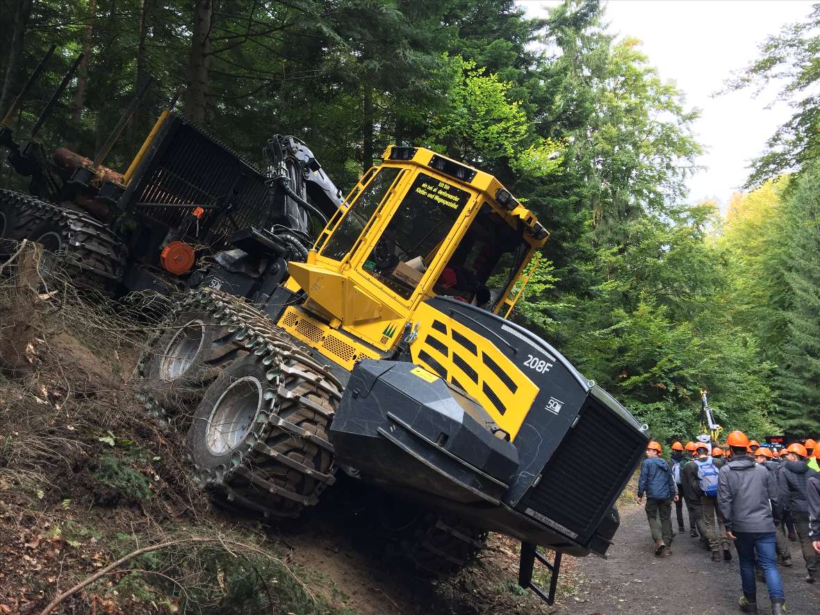 Ein forstlicher Schwertraktor an einer steilen Hangneigung