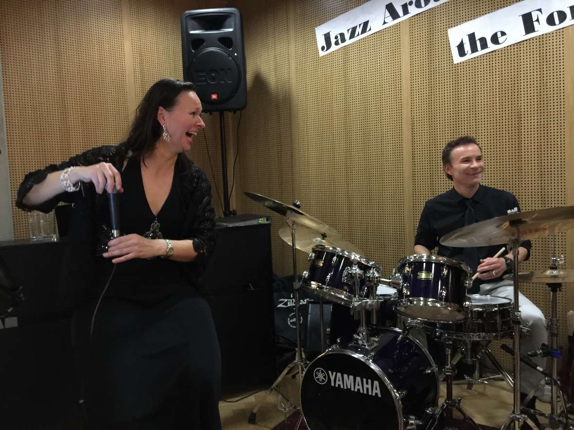 Sängerin und Drummer der Jazz-Combo