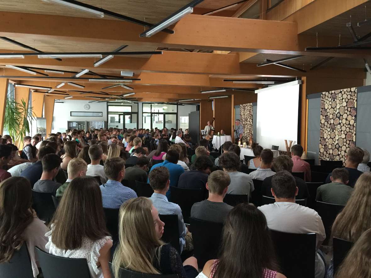 Beim Schlussgottesdienst in der Aula