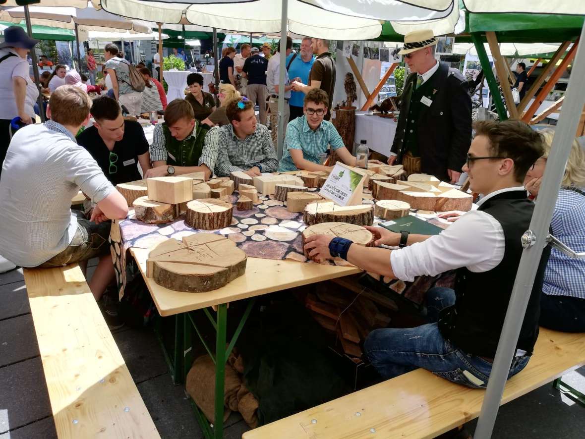 Unser Stand mit Holzscheiben