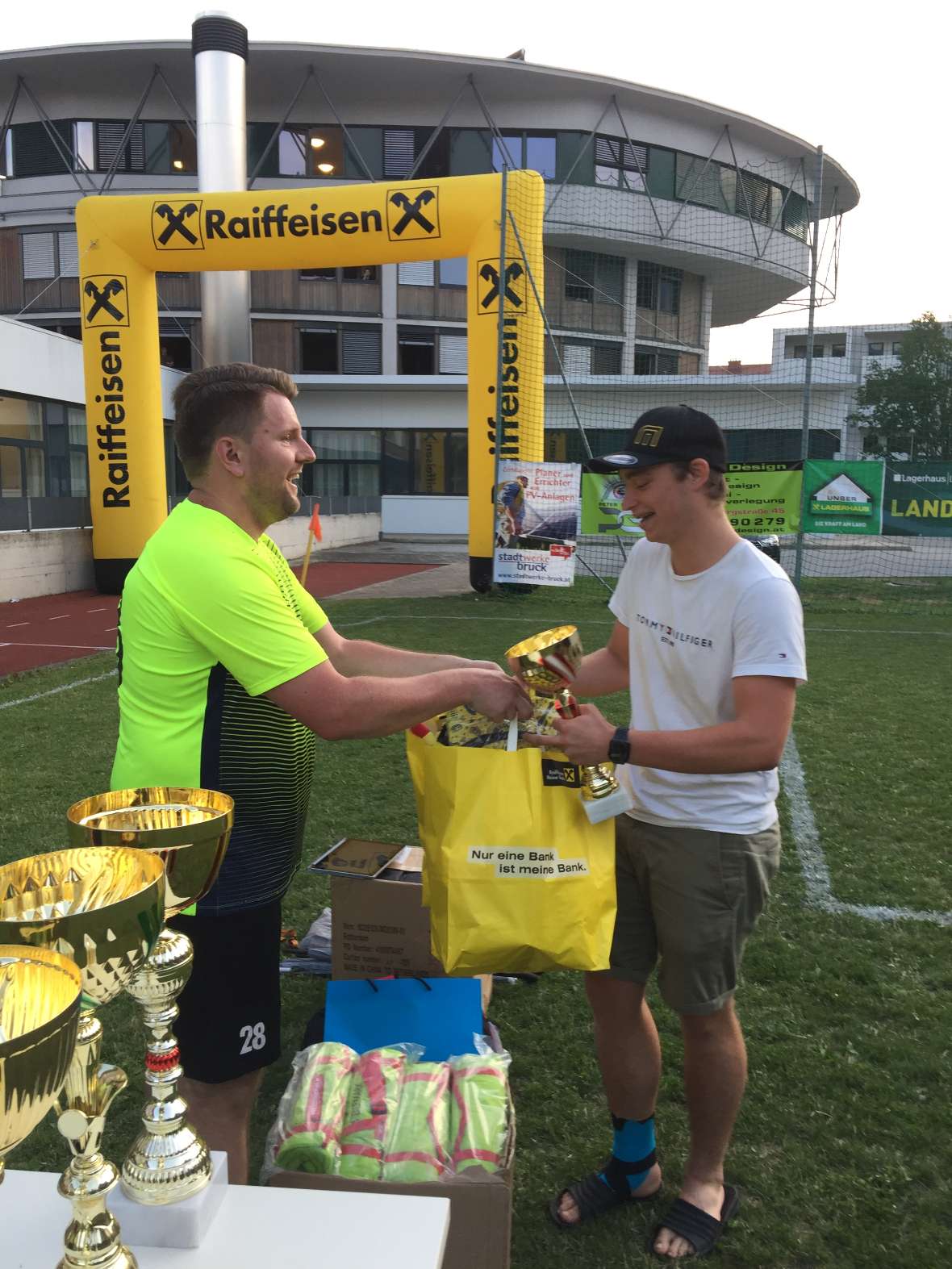 Überreichung Pokal an AL-Kombi