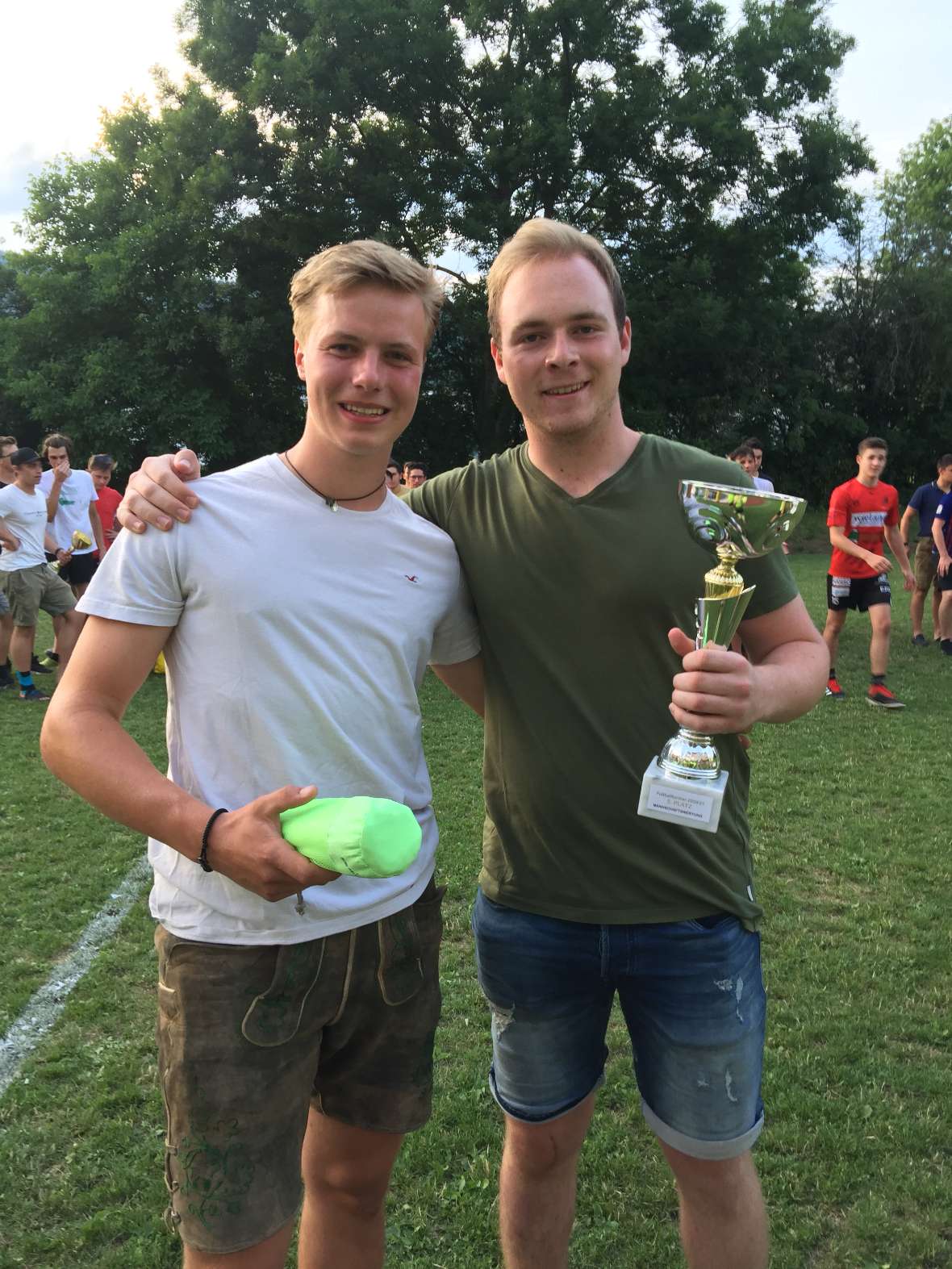 Überreichung Pokal 4B