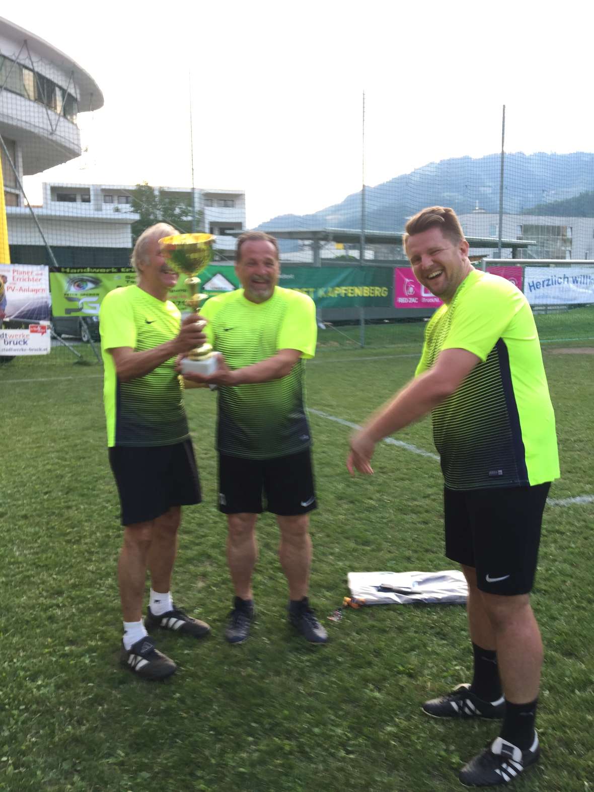 Überreichung Pokal Lehrer