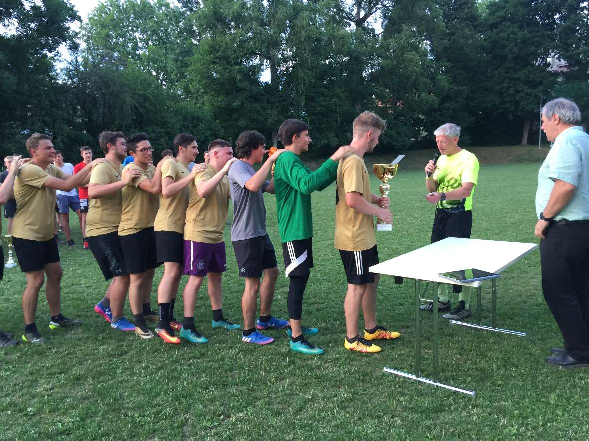 Überreichung Pokal 4A - Siegerteam