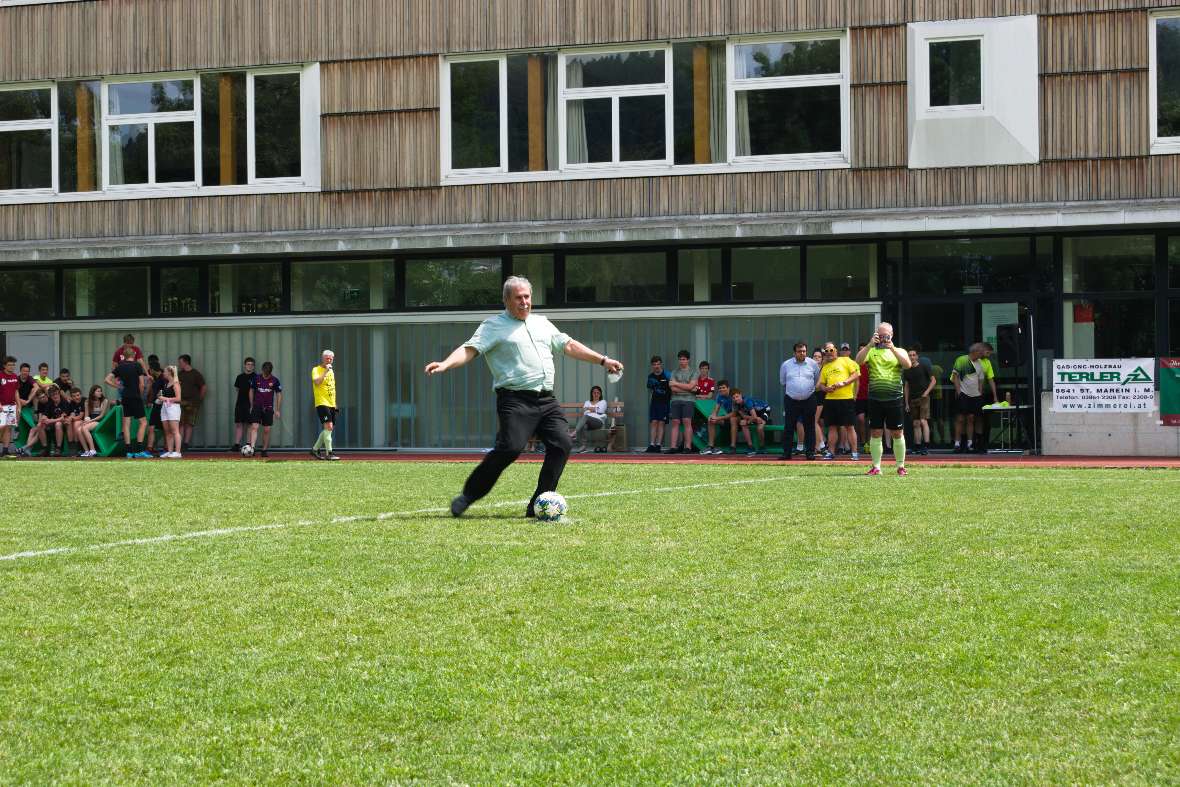 Der Direktor eröffnet das Turnier mit einem Elfmeterschuss ...