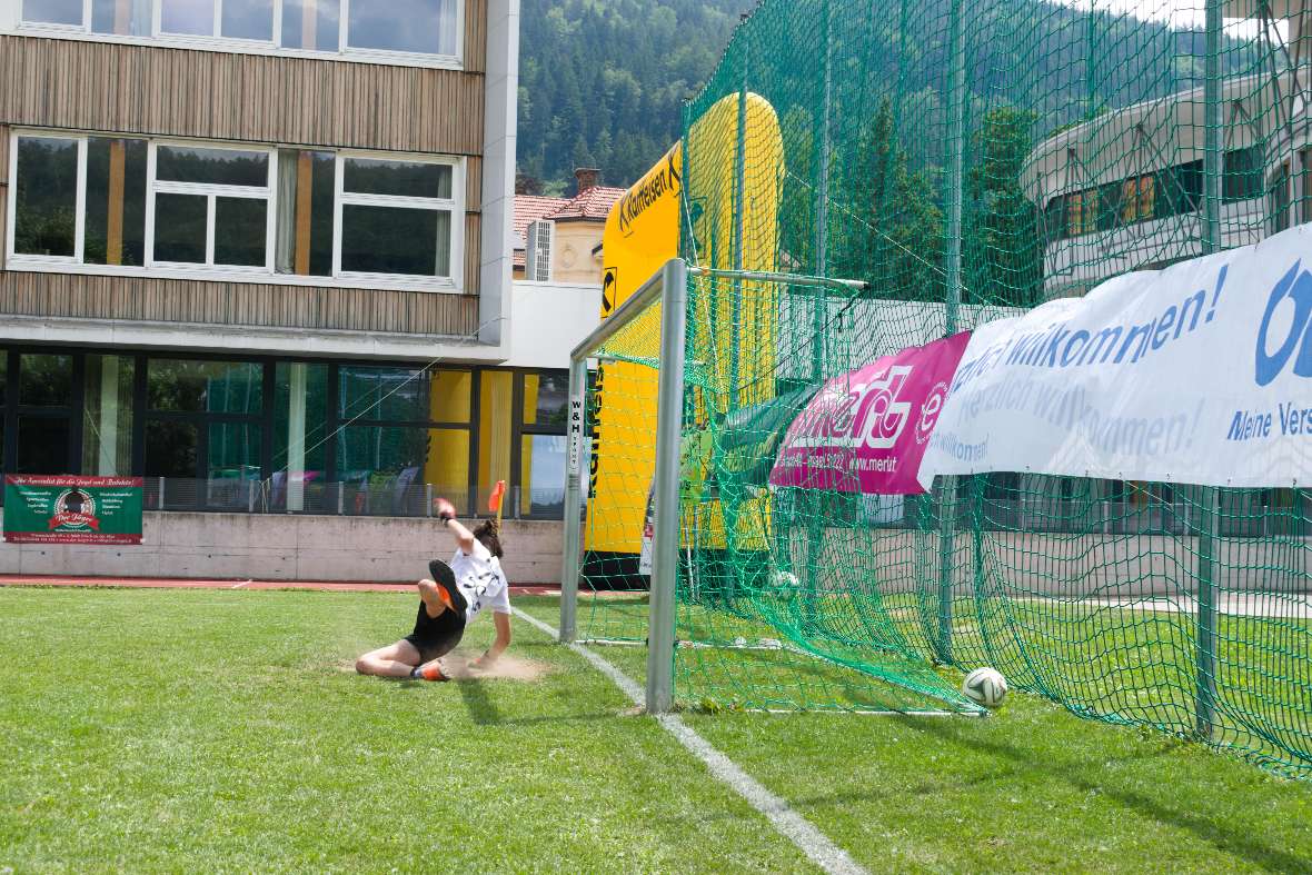 ..., welchen er sogar unhaltbar einnetzt.