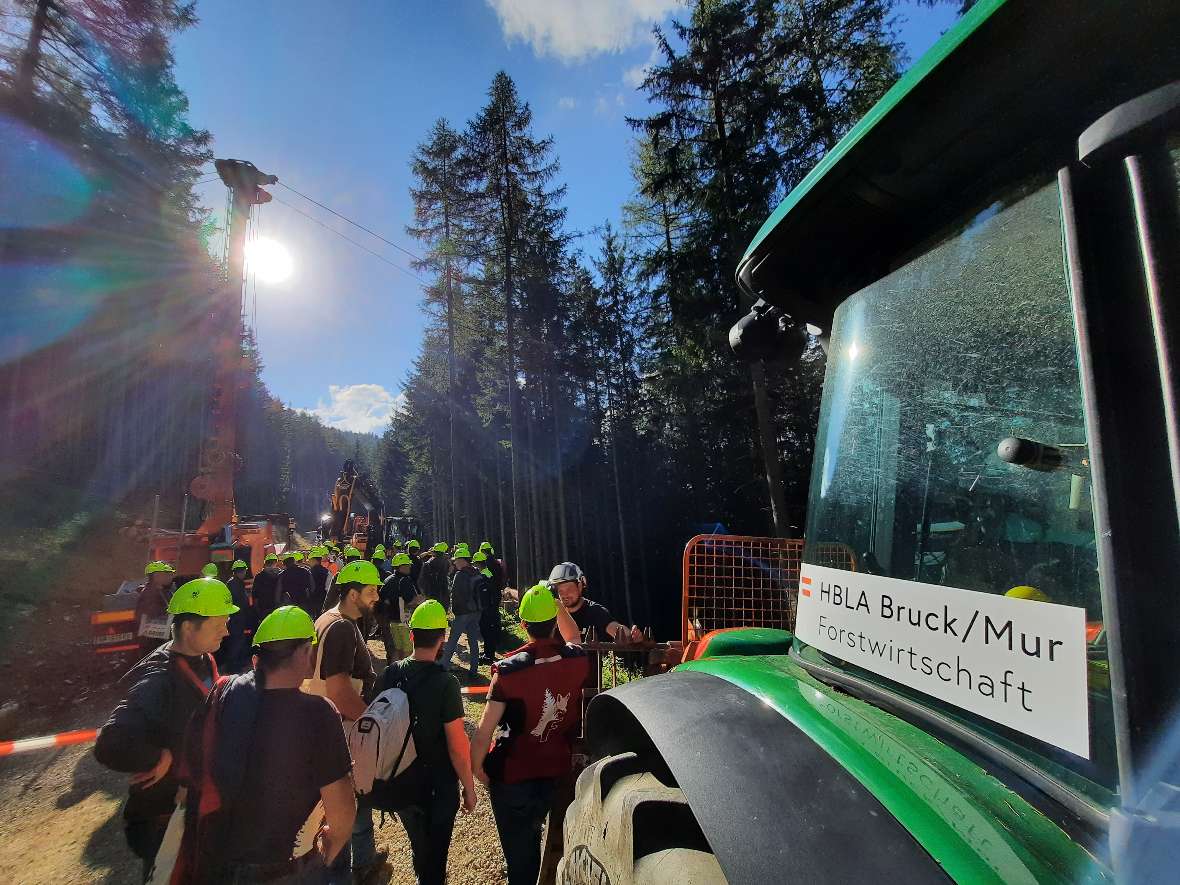 Messegelände mit Personen und Traktor