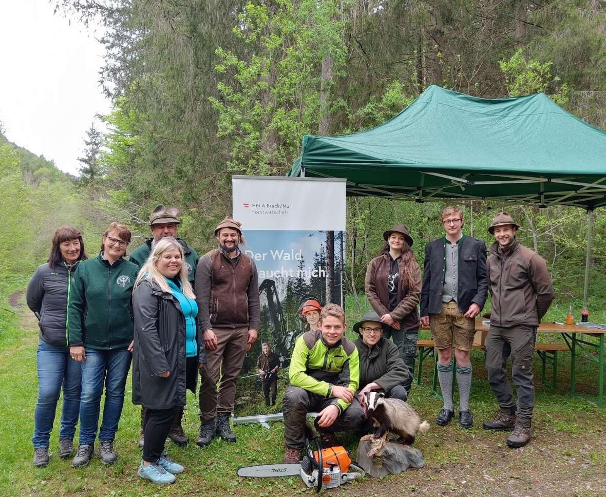 Unser Team beim Stand an einer Lichtung