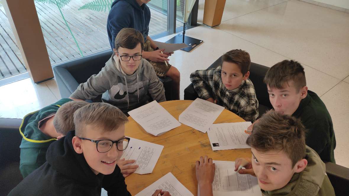 Schüler füllen Papierbögen zur Ausstellung aus