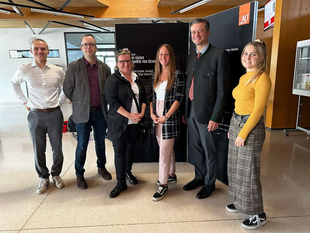 Direktor mit Organisatoren der Wanderausstellung in Aula