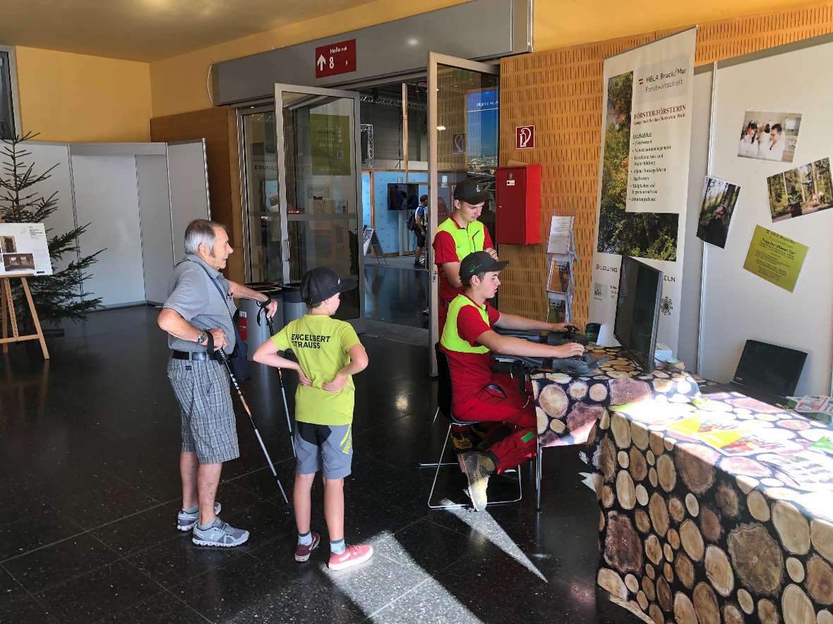 Interessierte bei unserem Messestand