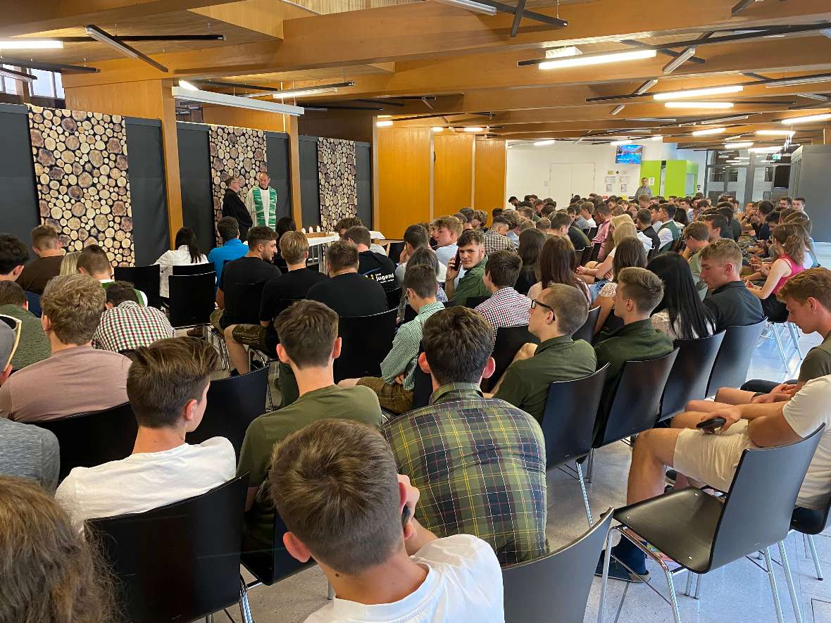 Die Schulgemeinschaft in der Aula