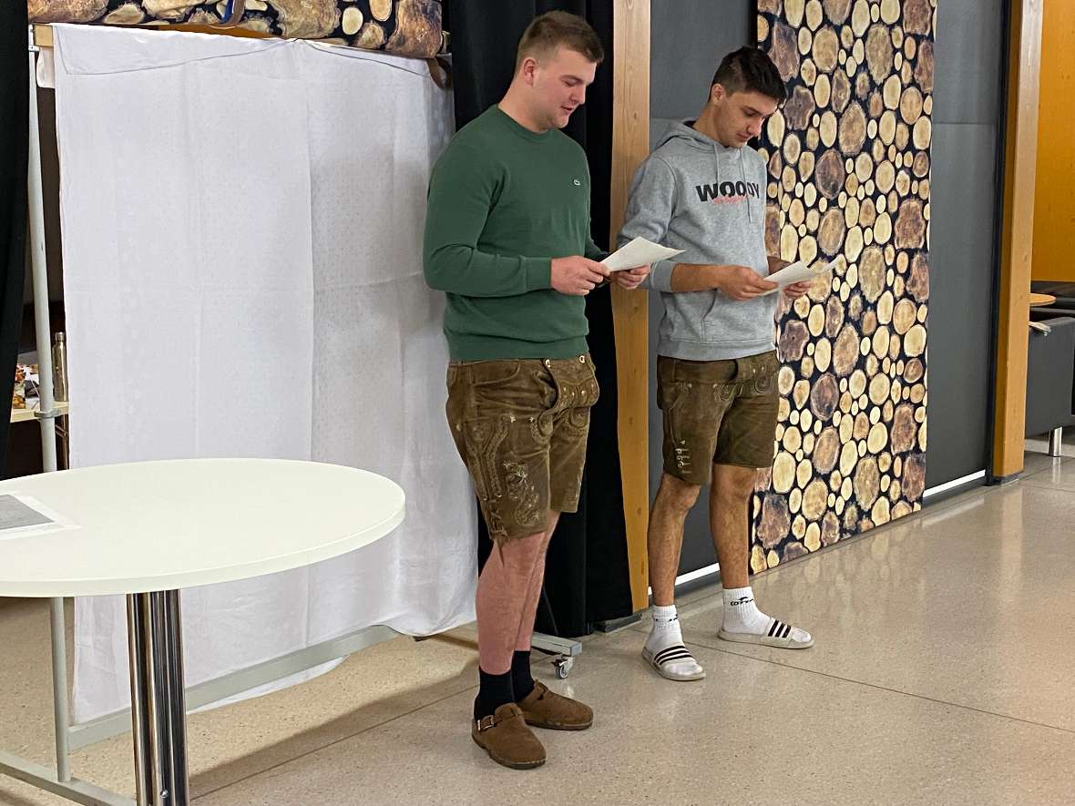 Zwei Schüler lesen ein Gedicht vor