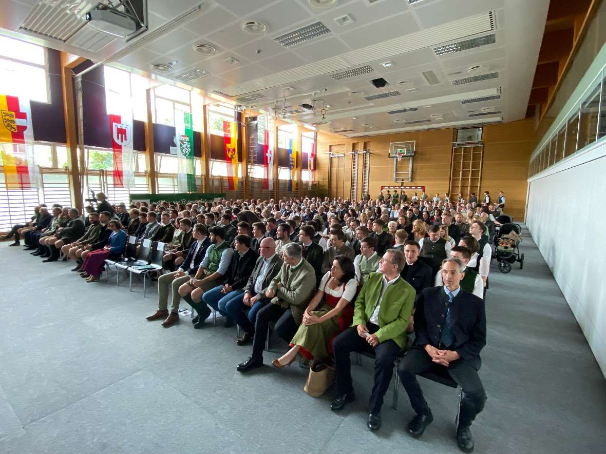 Festsaal mit Besucherinnen und Besuchern