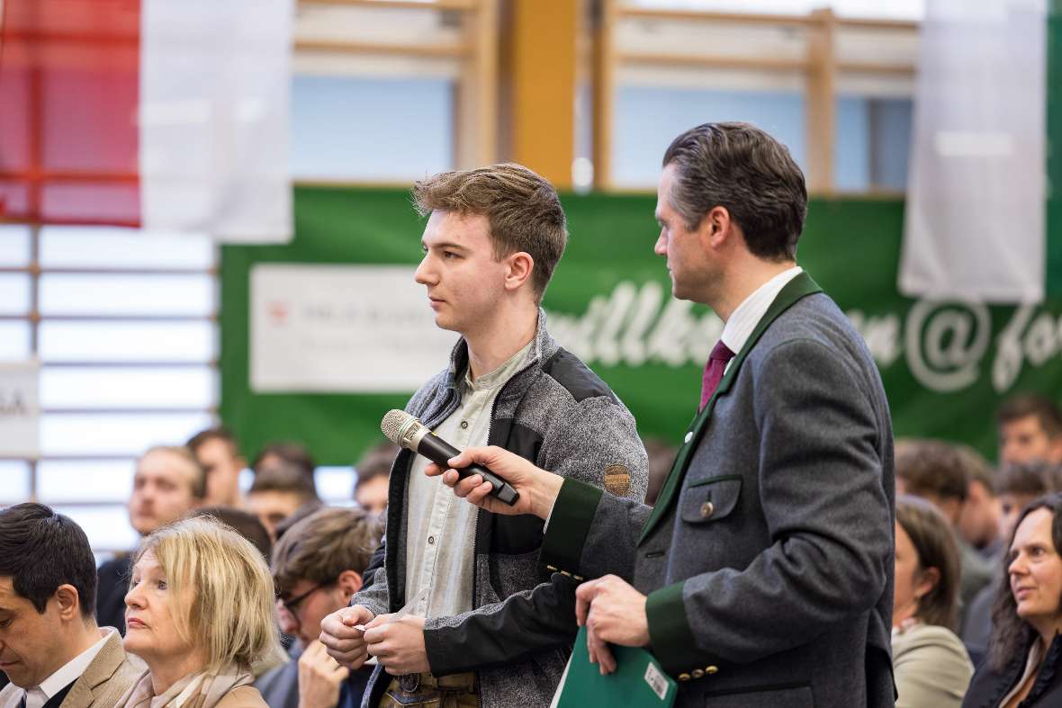 Schüler stellt Frage