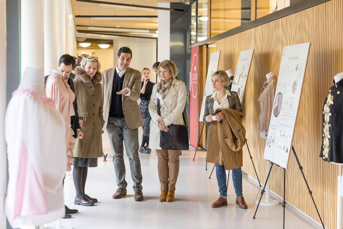 Ausstellung im Durchgang