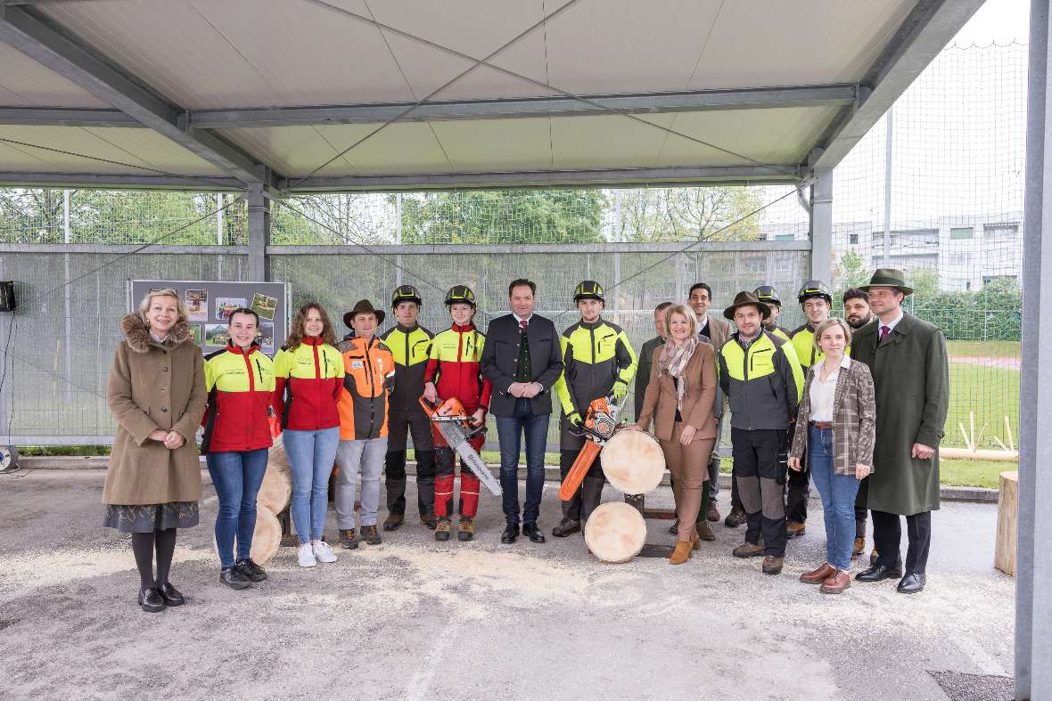 Wettkampfteam mit Minister