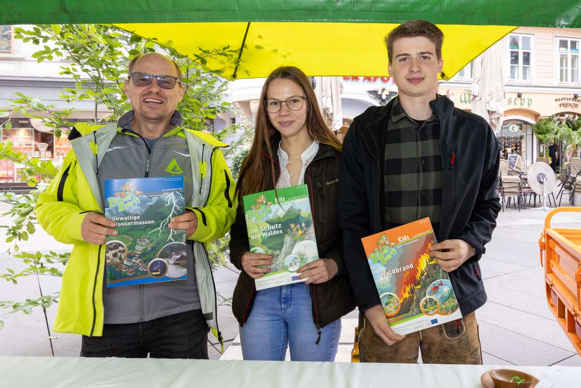 Schülerin und Schüler bei der Wildbach- und Lawinenverbauung