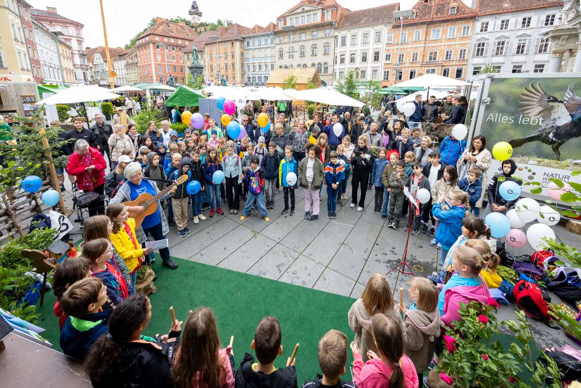 Viele Besucherinnen und Besucher auf dem Grazer Hauptplatz