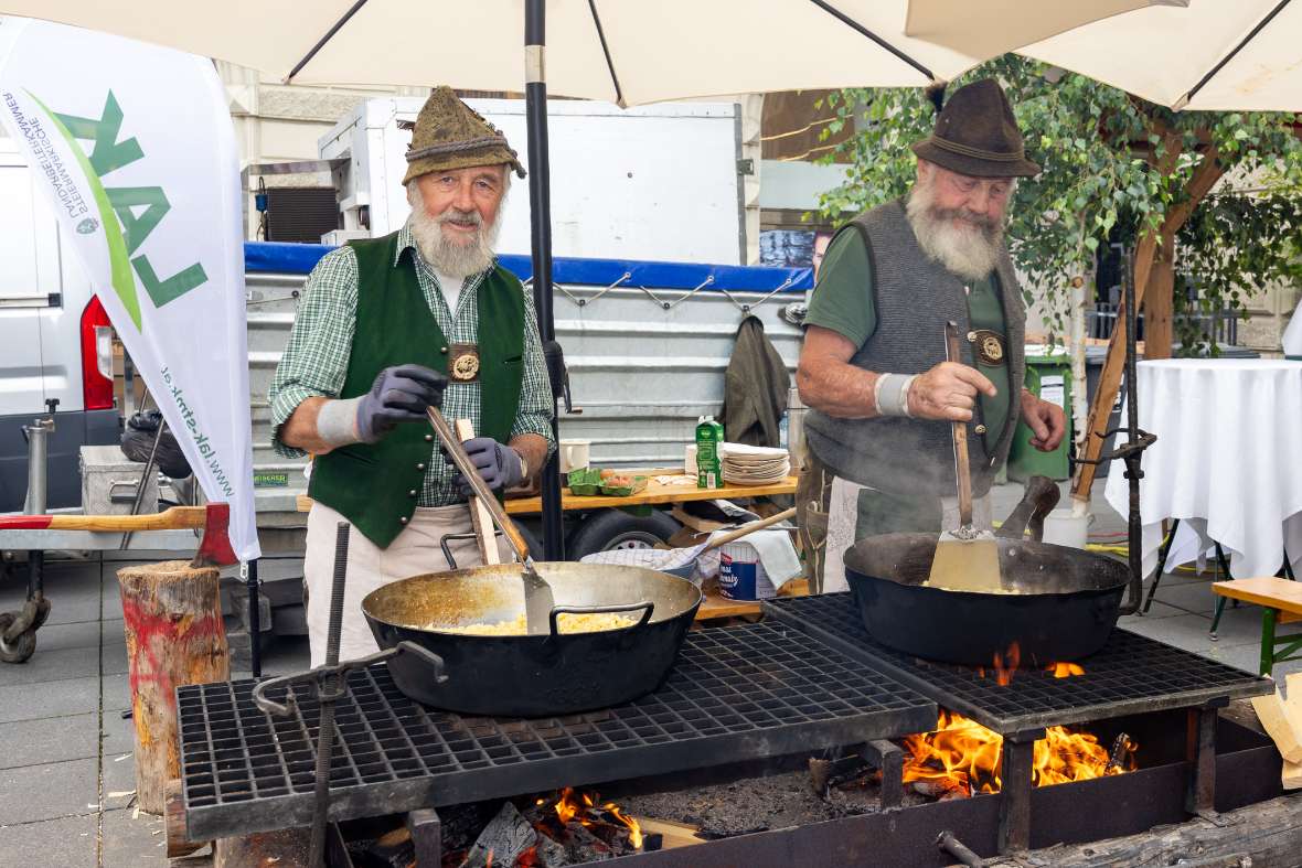 Holzknechte beim Sterzkochen