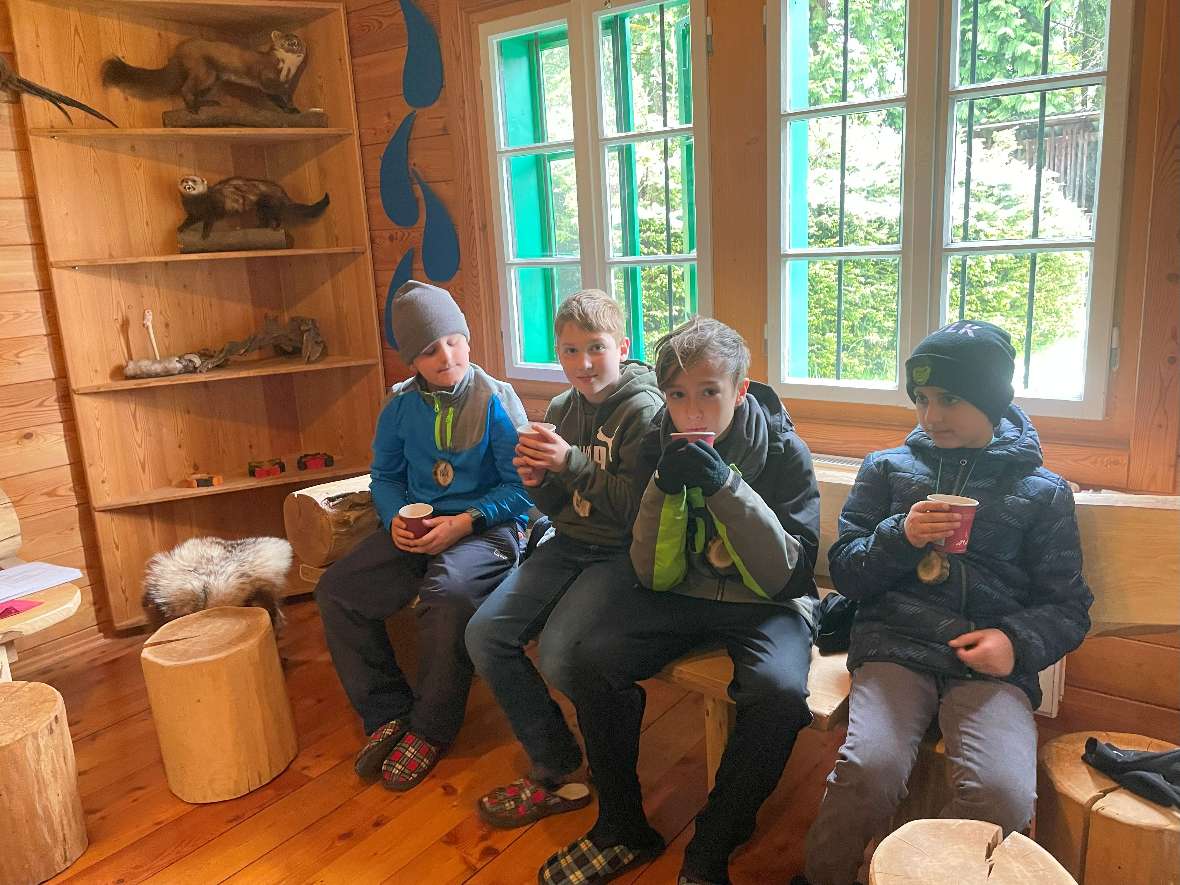 Kinder in der Waldschule