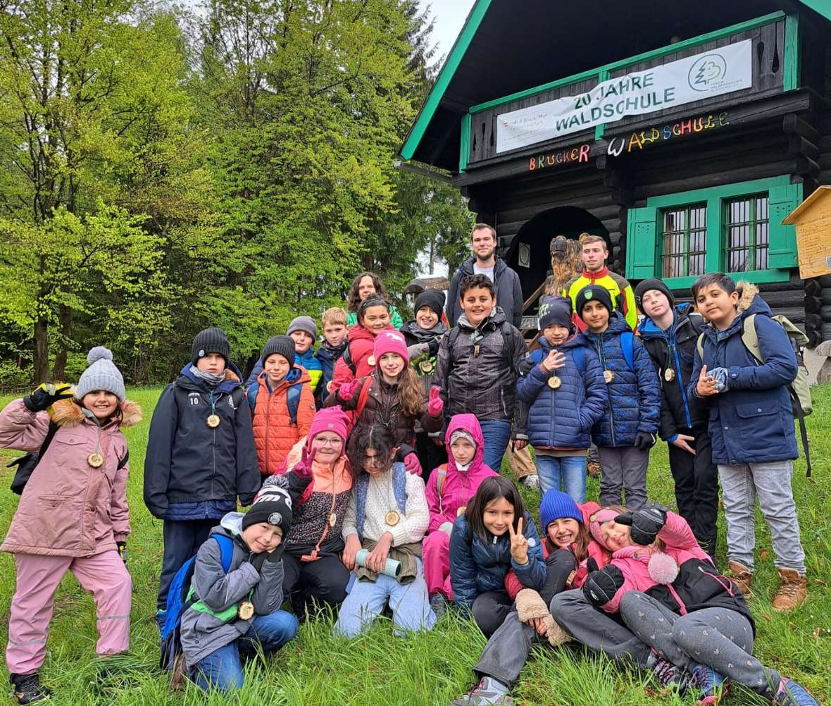 Gruppenbild vor der Waldschule