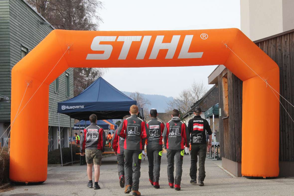 Schüler gehen durch einen Stihl-Bogen