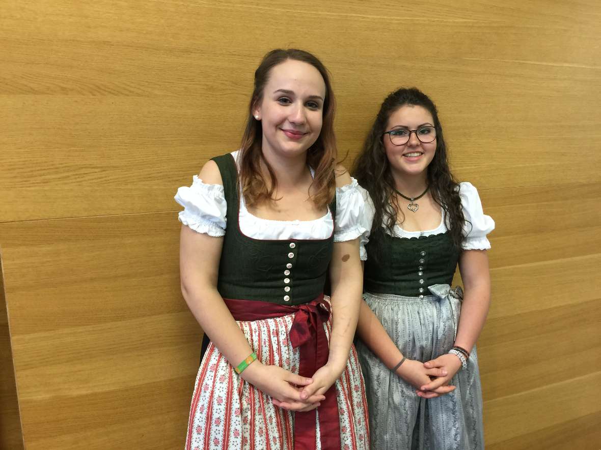 Zwei Schülerinnen im Dirndl