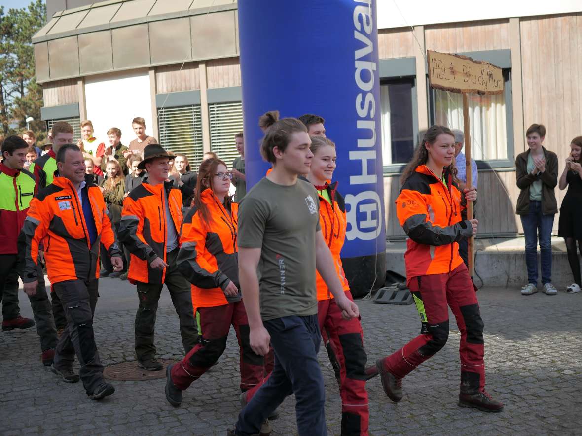Das Brucker Team marschiert ein