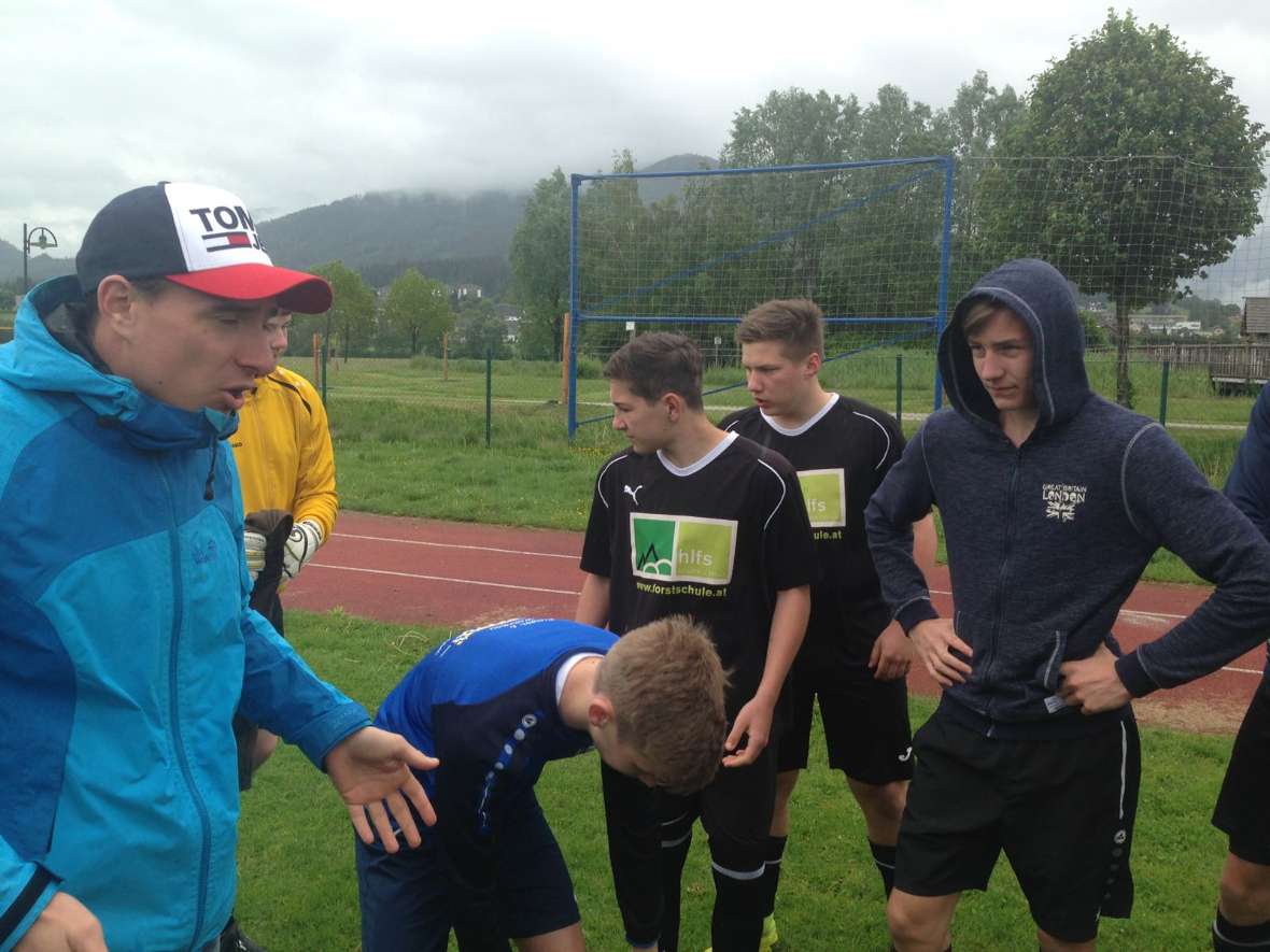 Der Trainer gibt Anweisungen