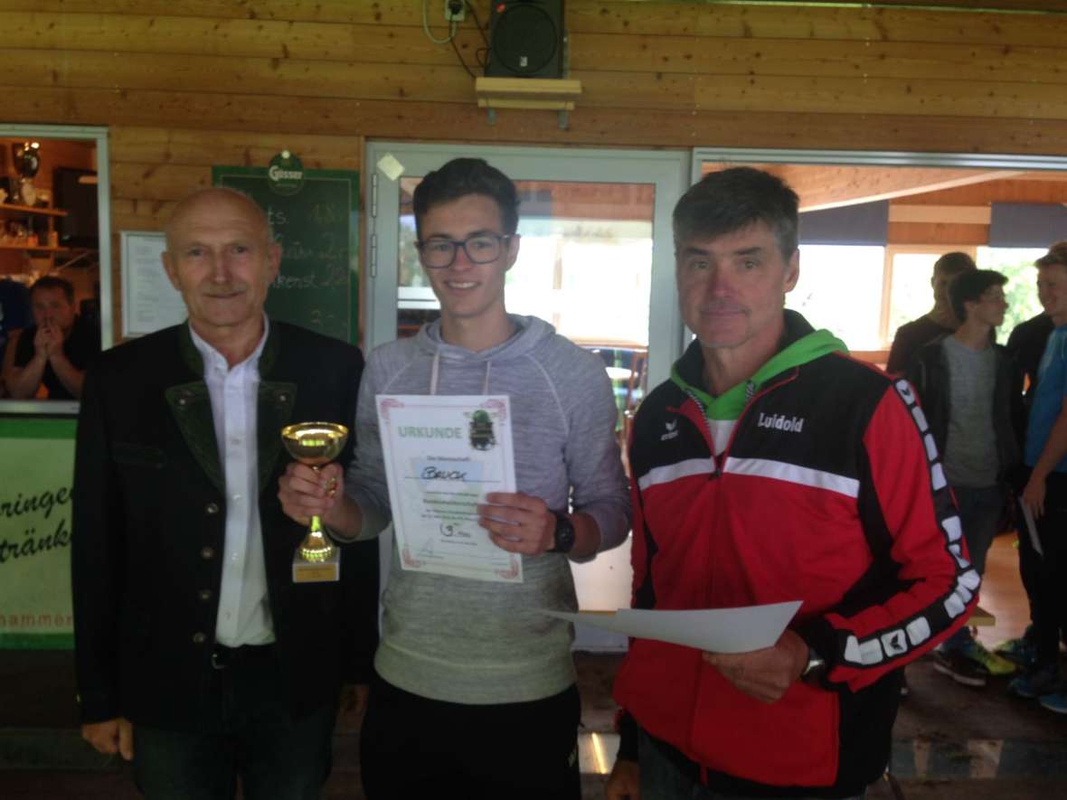 Urkunde und Pokal für das Team der HBLA Bruck