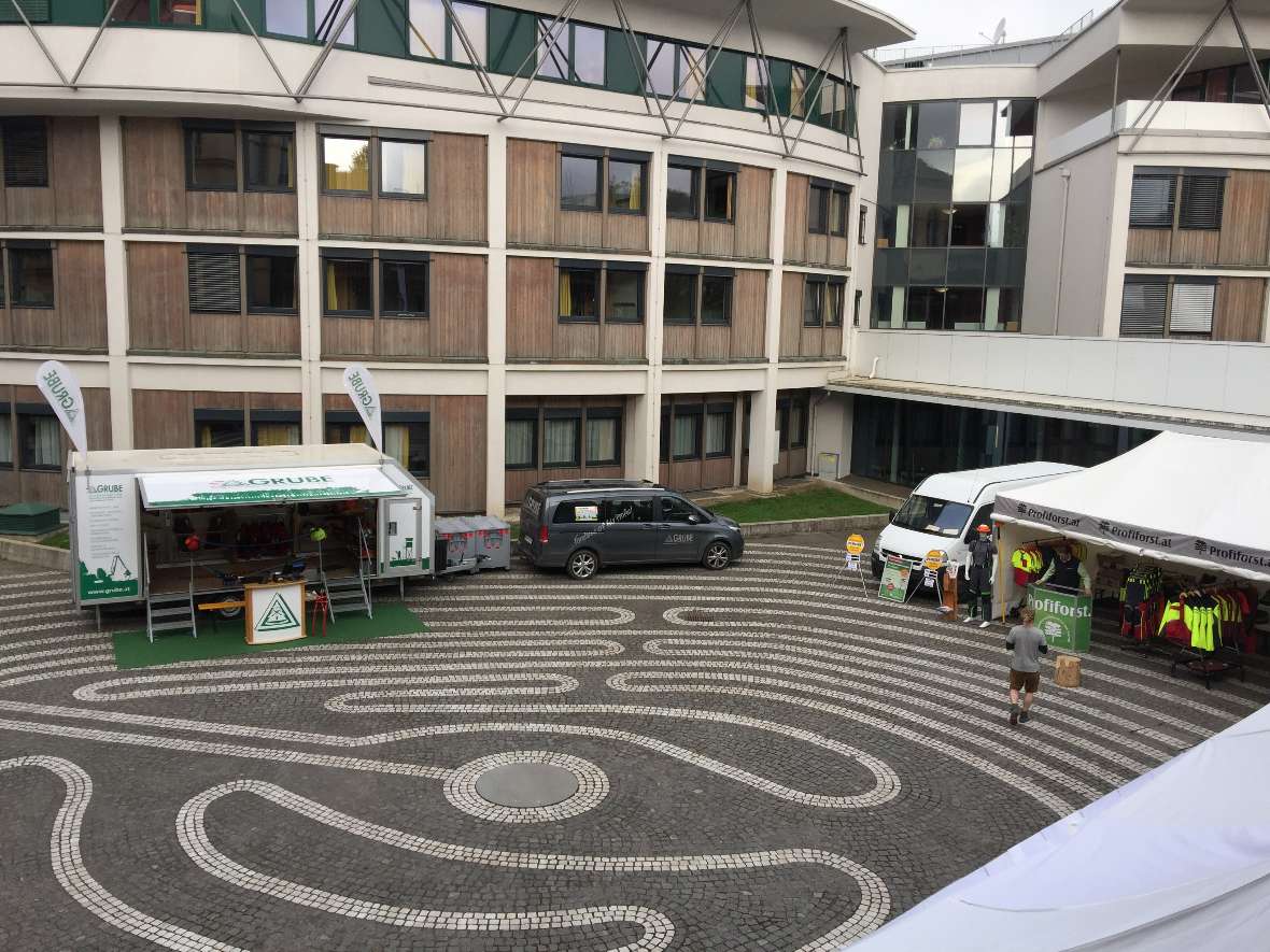 Ein Blick auf den Innenhof der Schule