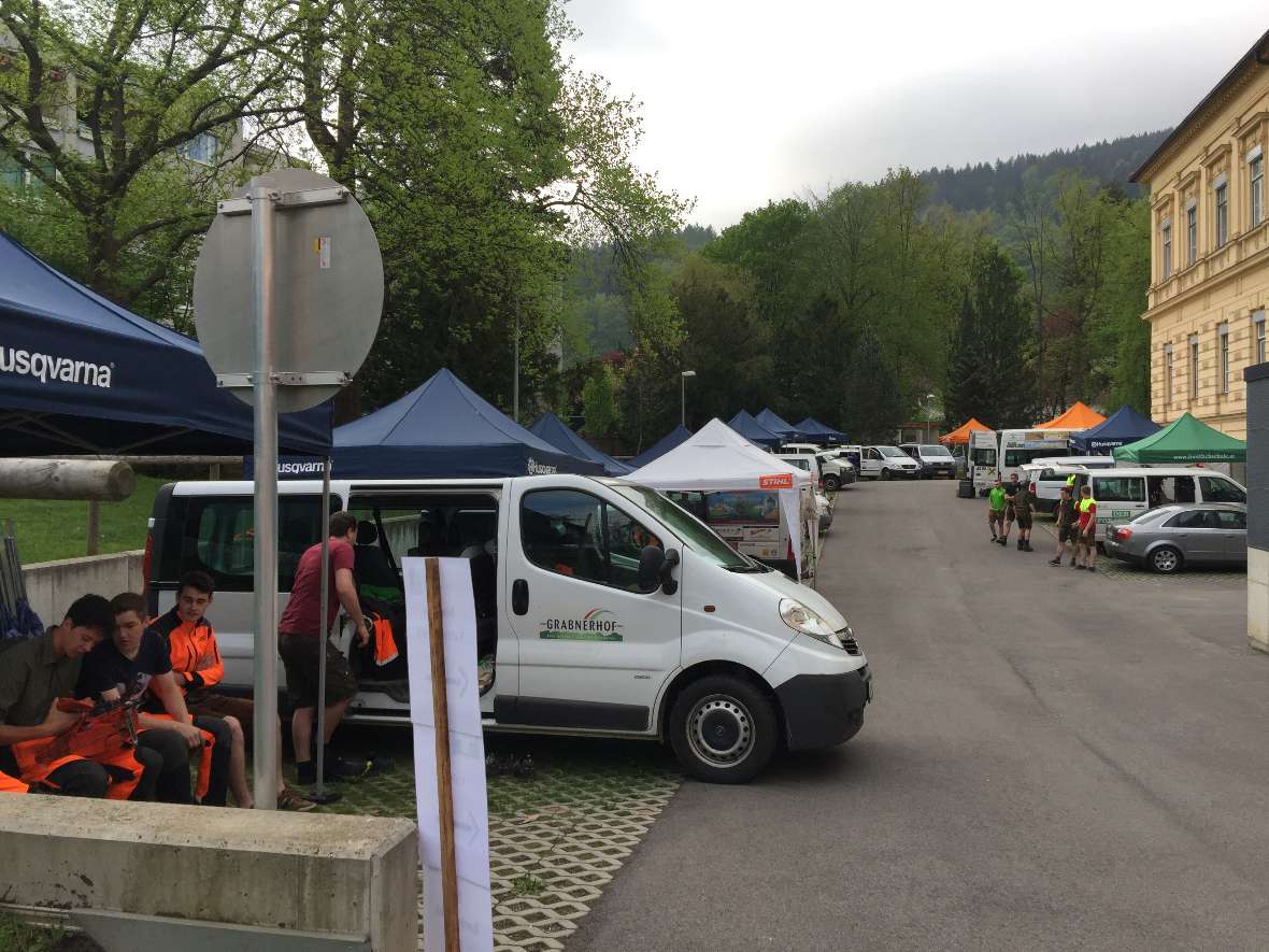 Die Boxengasse mit den Teams