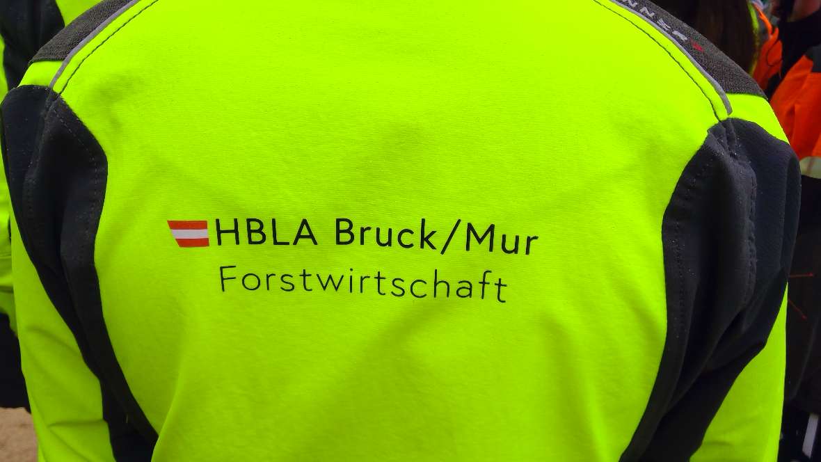 Unser neues Logo auf einer Wettkampfjacke in Rückansicht