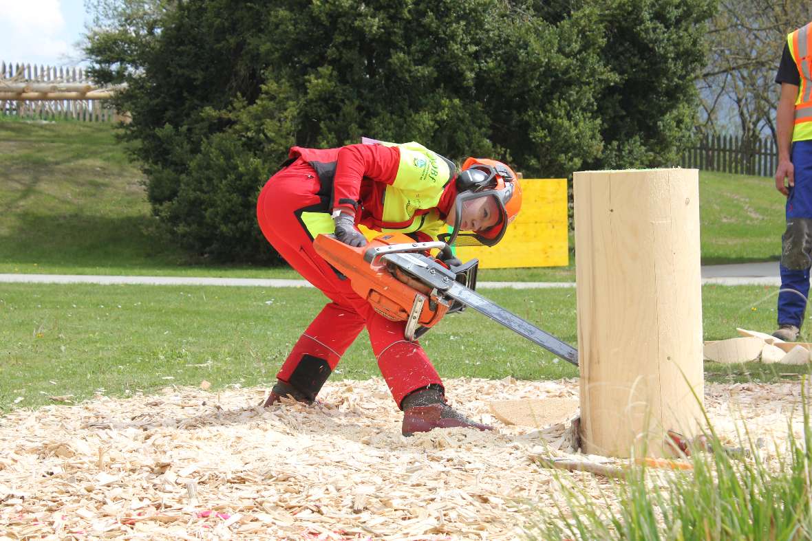 Ein Mädchen arbeitet am Fällkerb