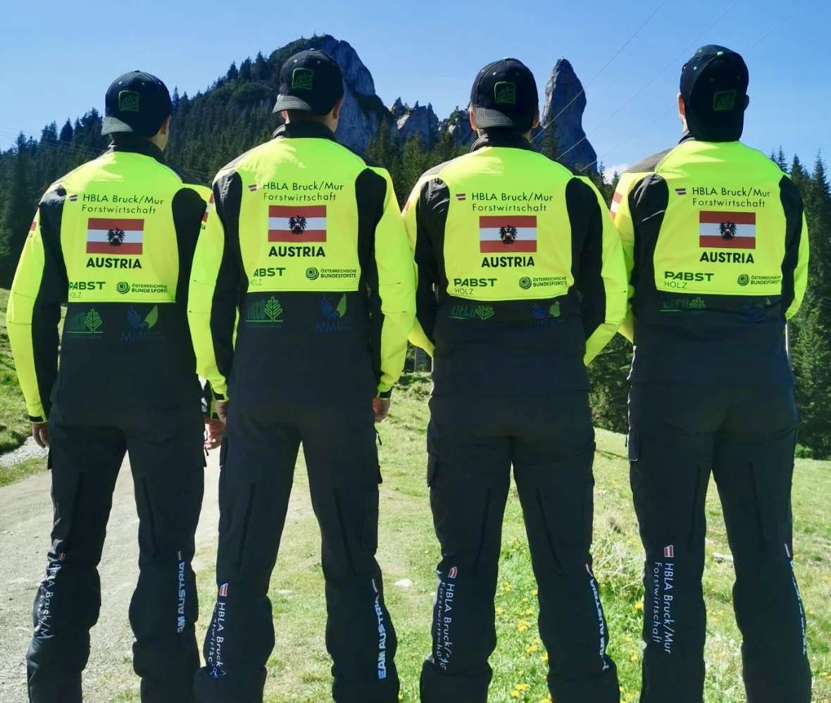 Rückenansicht der Burschen-Mannschaft