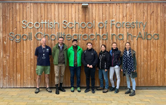 Vor der schottischen "School of Forestry"