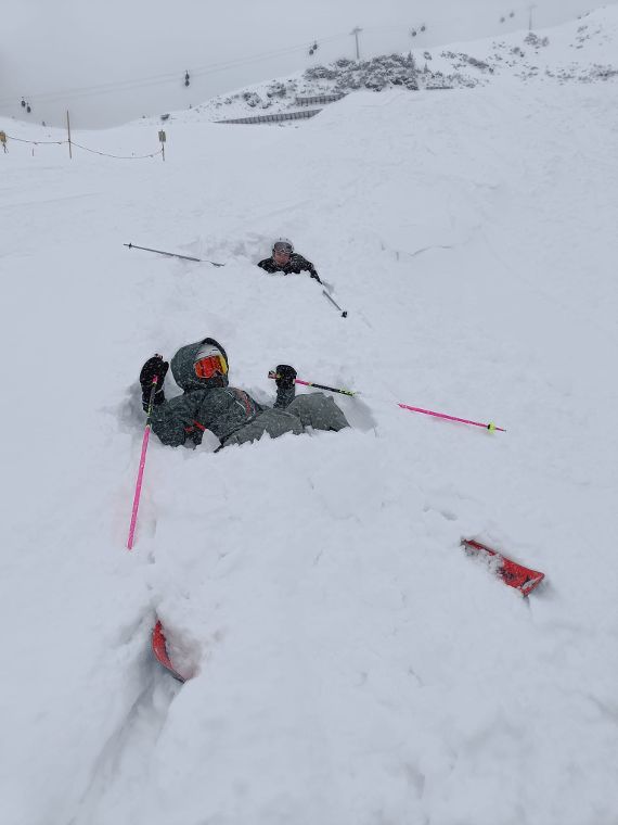 Skifahrer liegend im Tiefschnee