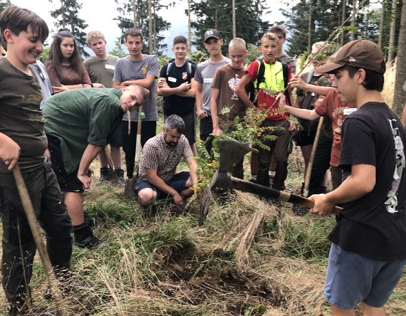 Der Baum für den Jahrgang wird gepflanzt