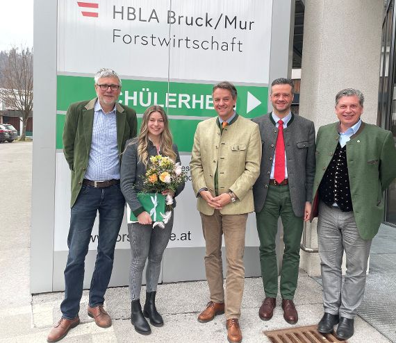 Die Preisträgerin mit Direktor und Honoratioren