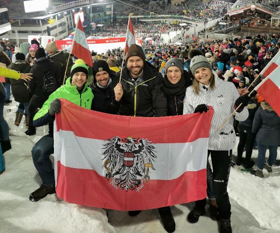 Die begleitenden Lehrpersonen mit österreichischer Bundesflagge